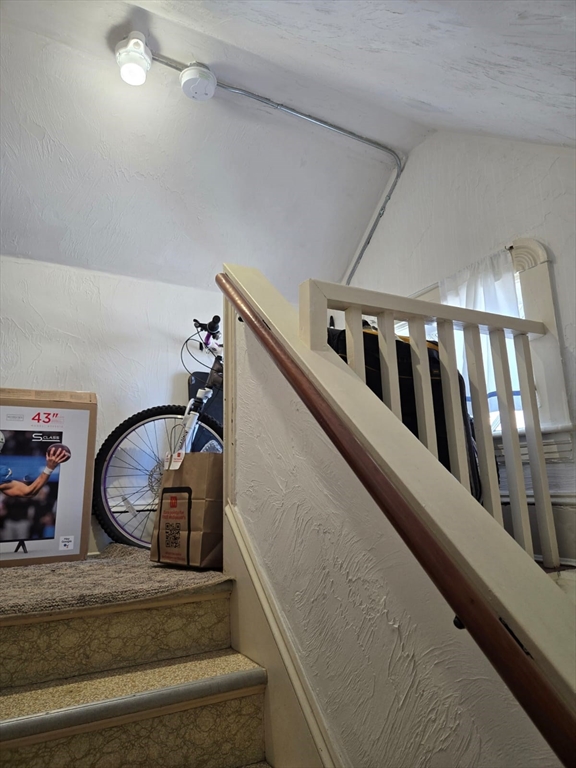 New Bedford, Massachusetts 02740, United States, 8 Bedrooms Bedrooms, ,3 BathroomsBathrooms,Residential,Pending,108333