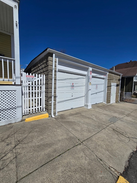 New Bedford, Massachusetts 02740, United States, 8 Bedrooms Bedrooms, ,3 BathroomsBathrooms,Residential,Pending,108333