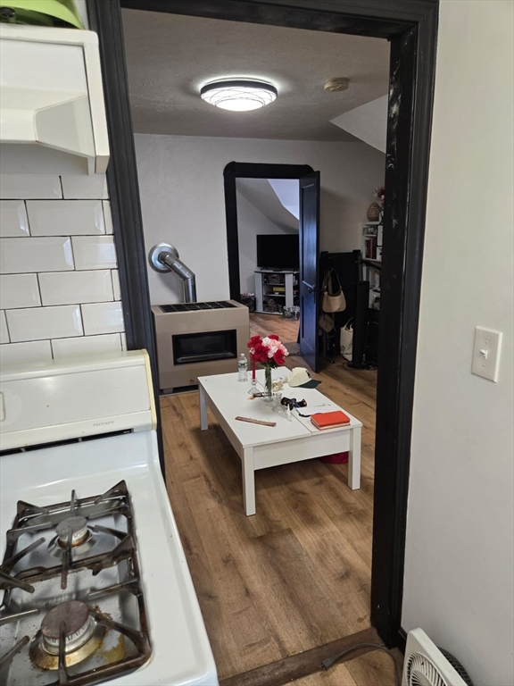 New Bedford, Massachusetts 02740, United States, 8 Bedrooms Bedrooms, ,3 BathroomsBathrooms,Residential,Pending,108333