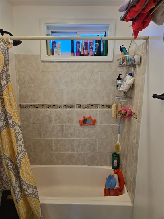 New Bedford, Massachusetts 02740, United States, 8 Bedrooms Bedrooms, ,3 BathroomsBathrooms,Residential,Pending,108333