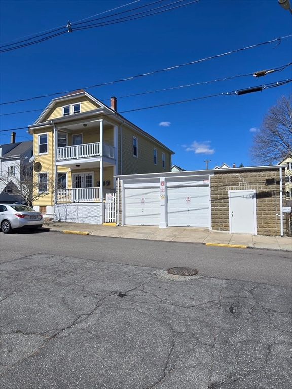 New Bedford, Massachusetts 02740, United States, 8 Bedrooms Bedrooms, ,3 BathroomsBathrooms,Residential,Pending,108333