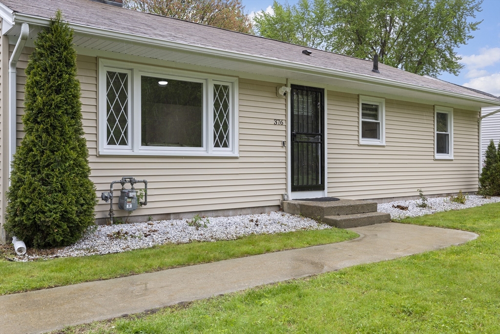 376 Hermitage Dr, Springfield, MA Photo #1