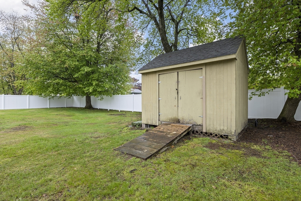 376 Hermitage Dr, Springfield, MA Photo #35