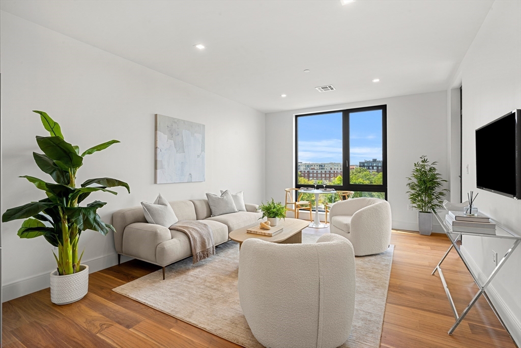 1515 Commonwealth Ave 303