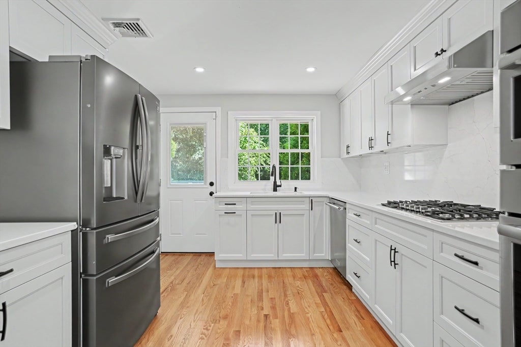 31 Lakeshore Dr, Hudson, MA Photo #6