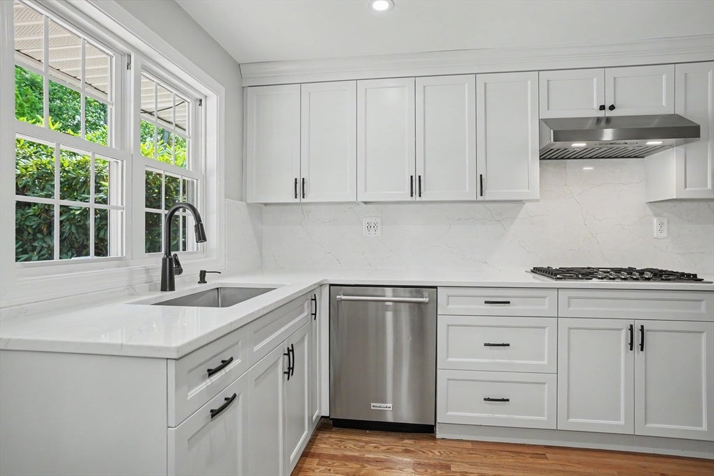 31 Lakeshore Dr, Hudson, MA Photo #4