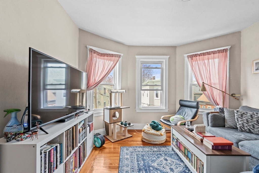 Somerville, Massachusetts 02143, United States, 12 Bedrooms Bedrooms, ,3 BathroomsBathrooms,Residential,Pending,120775