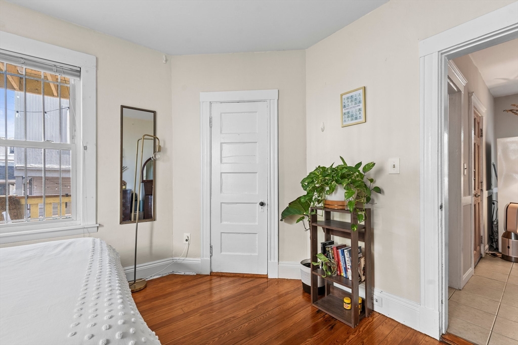 Somerville, Massachusetts 02143, United States, 12 Bedrooms Bedrooms, ,3 BathroomsBathrooms,Residential,Pending,120775