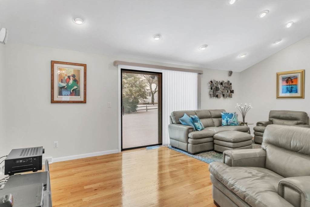 Longmeadow, Massachusetts 01106, United States, 5 Bedrooms Bedrooms, ,4 BathroomsBathrooms,Residential,Active,77004