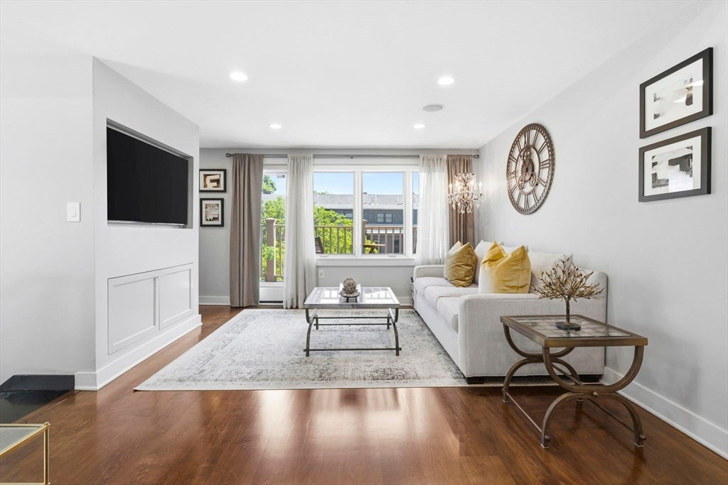 Click for 141 W Concord St #3, Boston, MA slideshow
