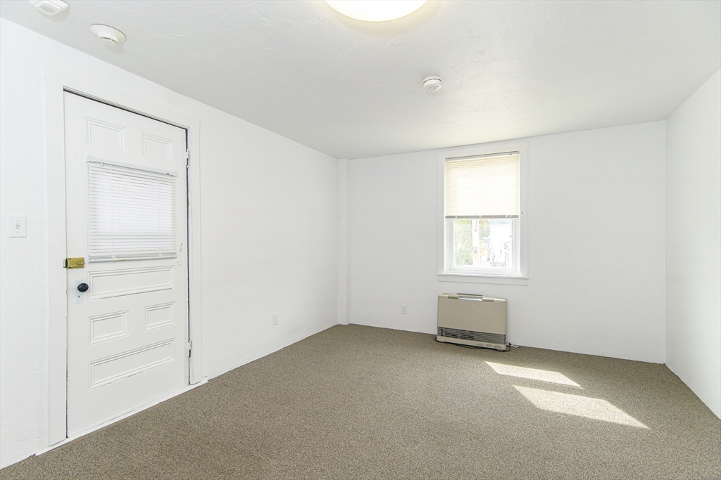 Webster, Massachusetts 01570, United States, 1 Bedroom Bedrooms, ,1 BathroomBathrooms,Residential,Active,207608