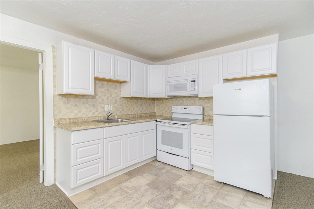 Webster, Massachusetts 01570, United States, 1 Bedroom Bedrooms, ,1 BathroomBathrooms,Residential,Active,207608