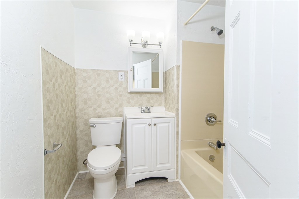 Webster, Massachusetts 01570, United States, 1 Bedroom Bedrooms, ,1 BathroomBathrooms,Residential,Active,207608