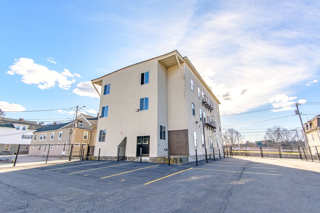 Webster, Massachusetts 01570, United States, 1 Bedroom Bedrooms, ,1 BathroomBathrooms,Residential,Active,207608