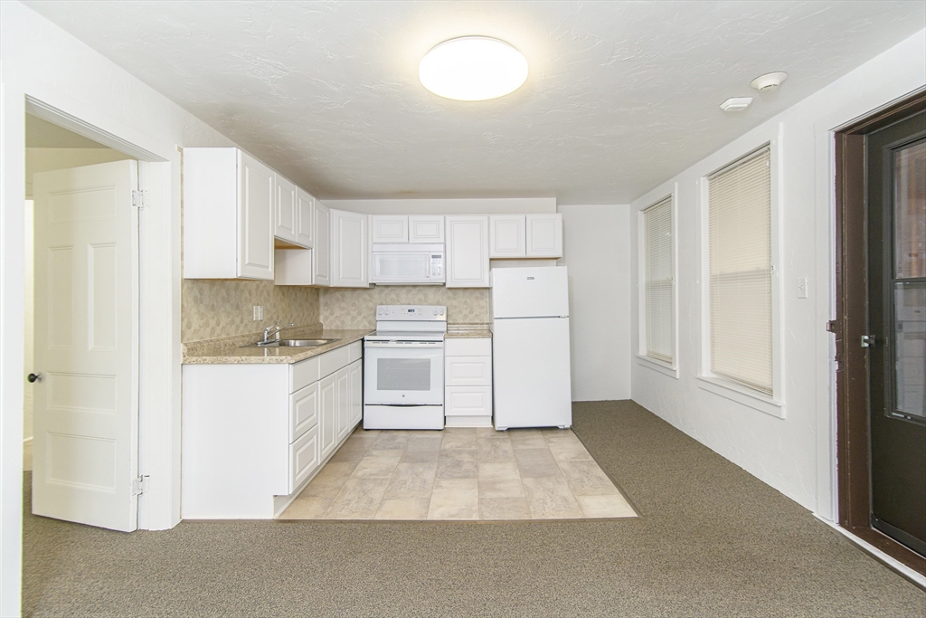 Webster, Massachusetts 01570, United States, 1 Bedroom Bedrooms, ,1 BathroomBathrooms,Residential,Active,207608