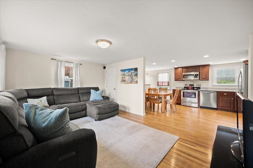 17 E Boundary Rd