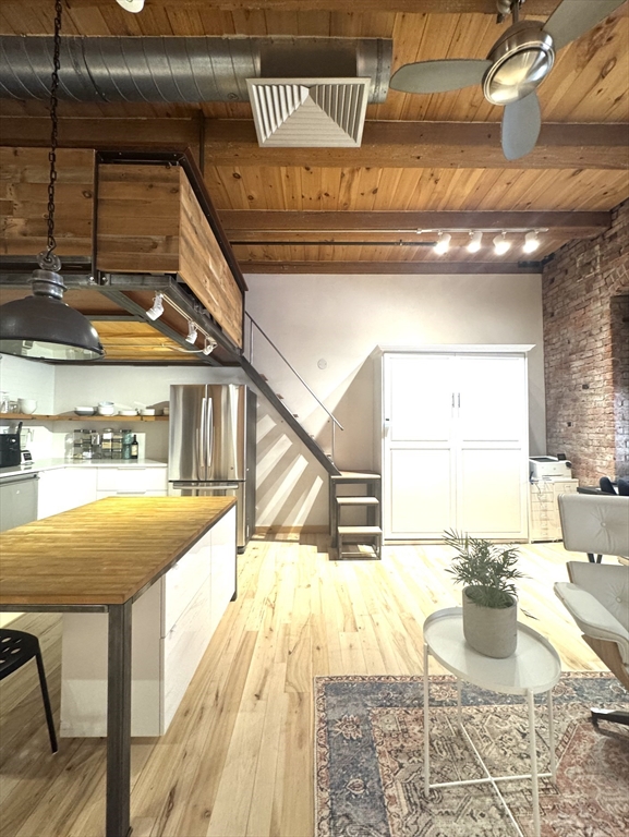 21 Wormwood St 218