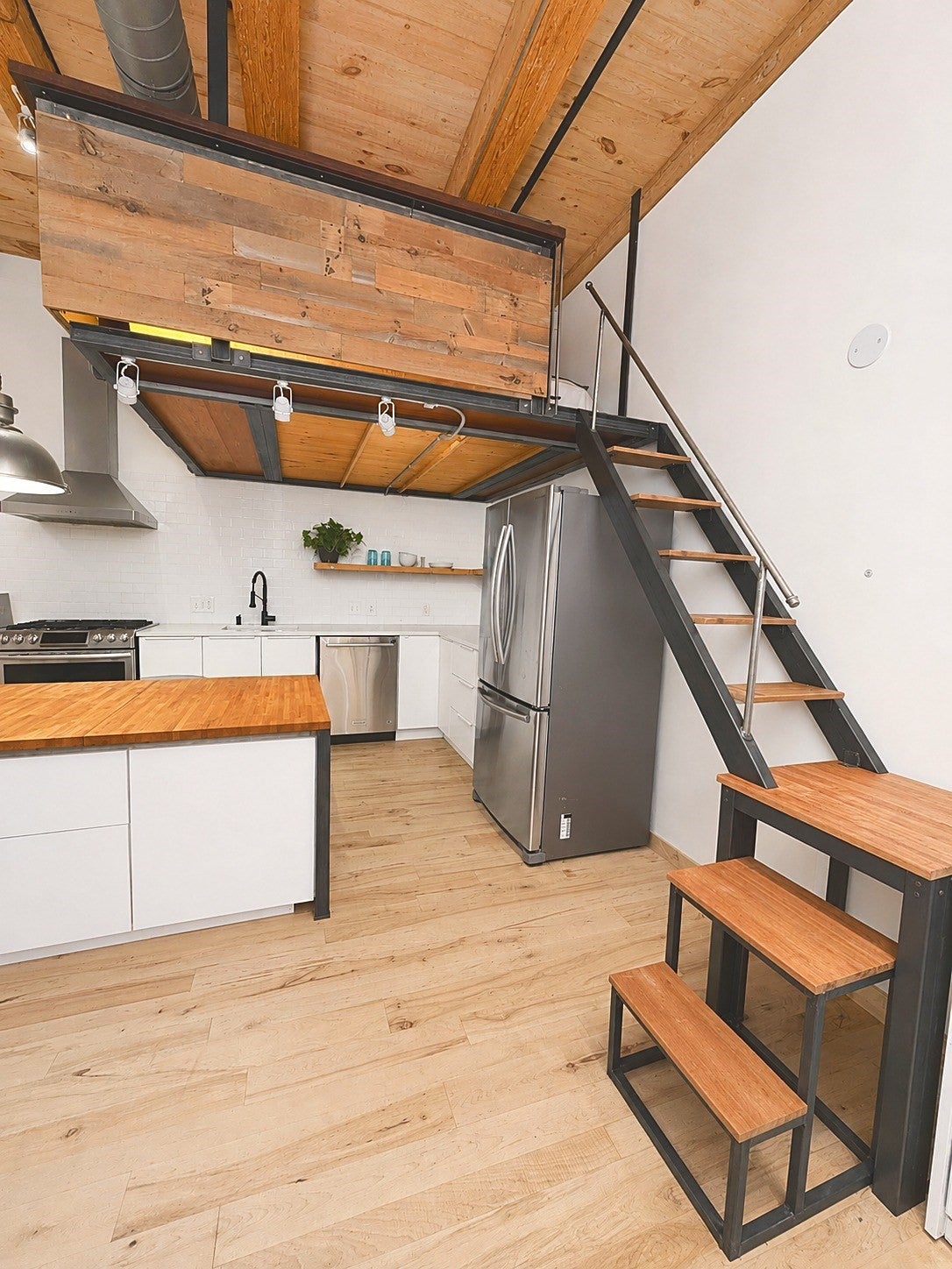 21 Wormwood St 218, Boston MA 02210