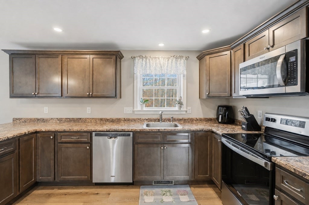 97 Timber Ridge Dr, Milford, NH Photo #5