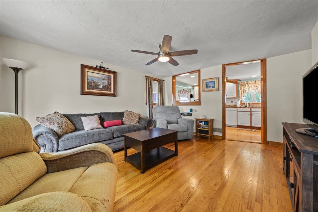 14 Richard Cir, Woburn, MA Photo #10