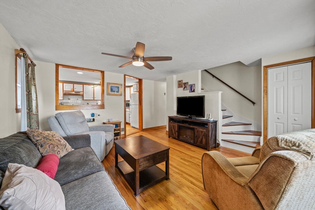 14 Richard Cir, Woburn, MA Photo #12