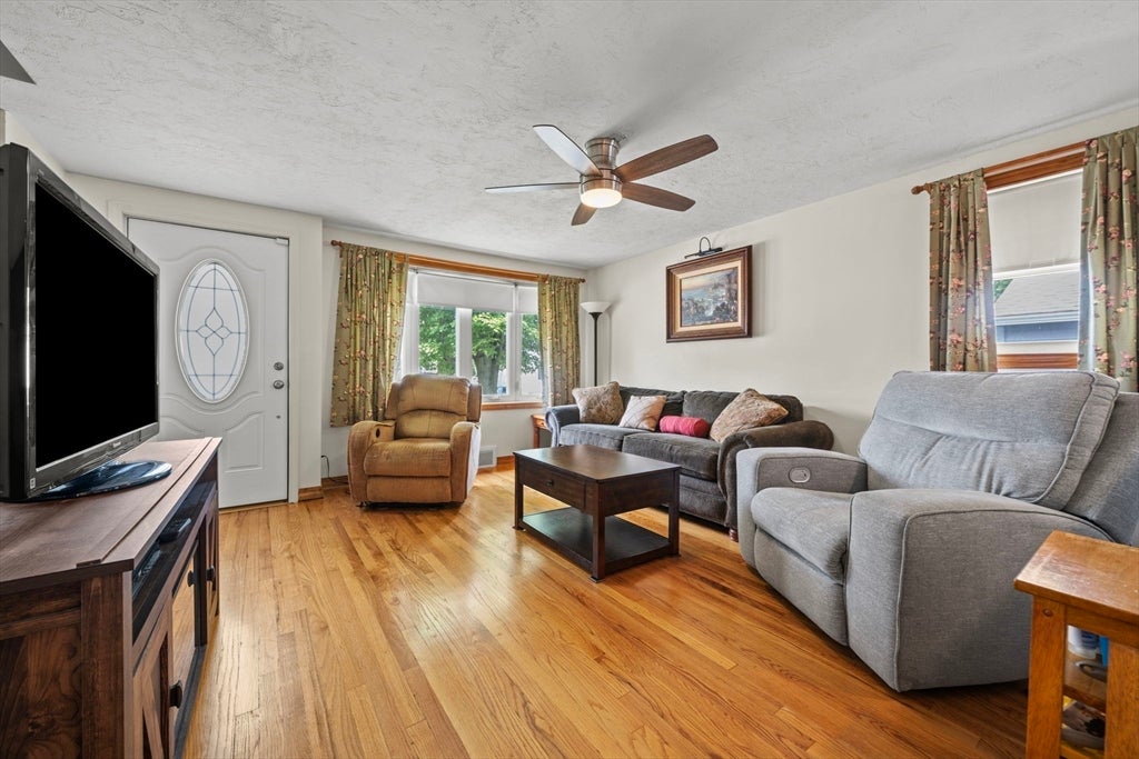 14 Richard Cir, Woburn, MA Photo #9