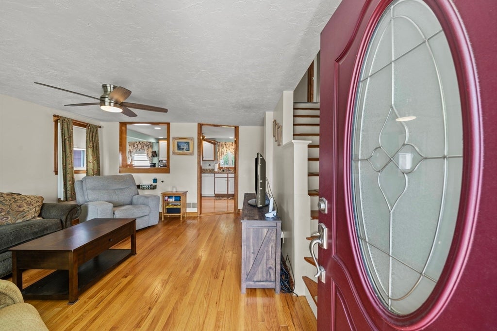 14 Richard Cir, Woburn, MA Photo #8