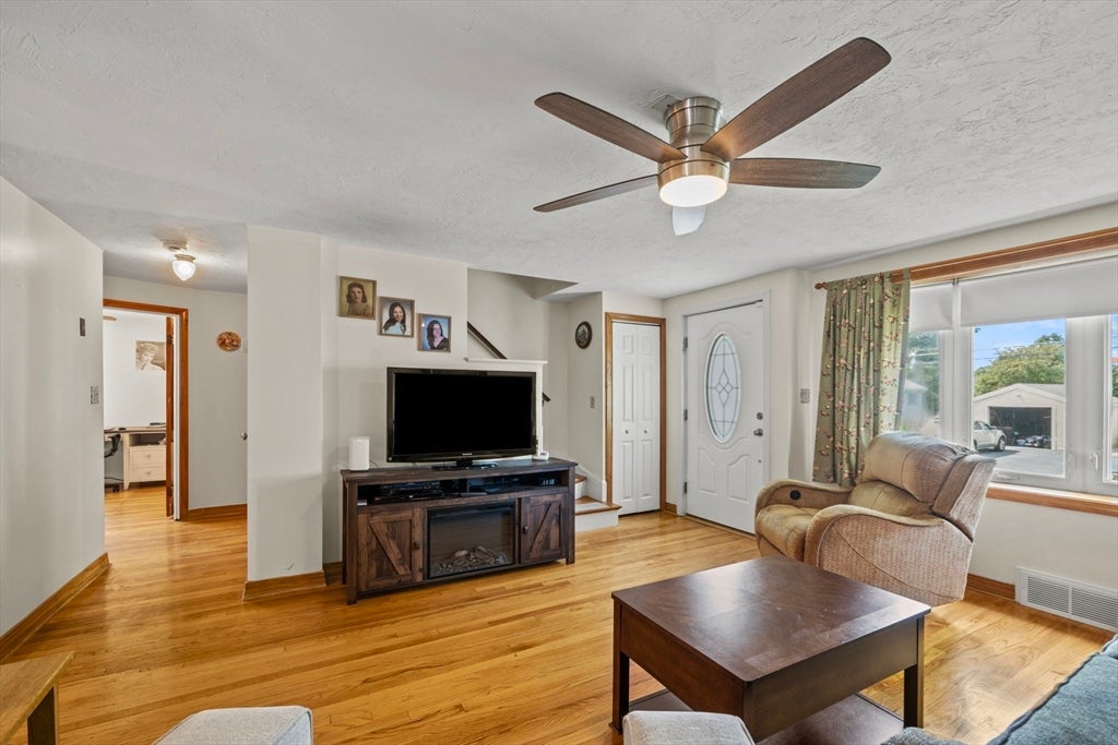 14 Richard Cir, Woburn, MA Photo #11