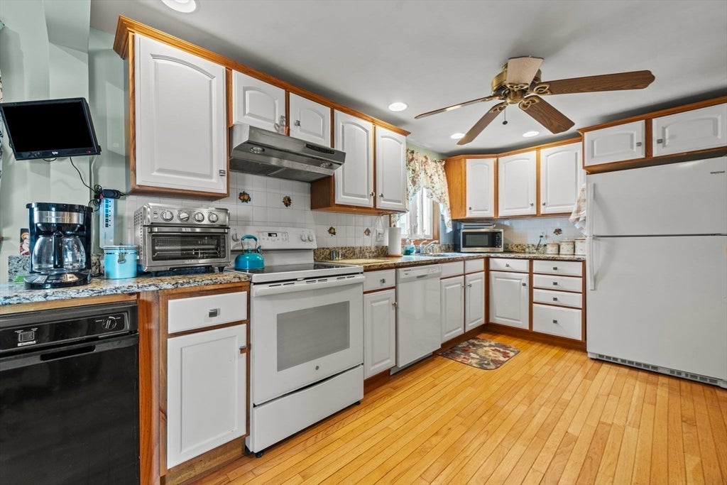 14 Richard Cir, Woburn, MA Photo #17