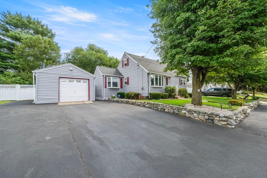 14 Richard Cir, Woburn, MA Photo #2