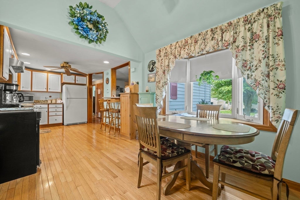 14 Richard Cir, Woburn, MA Photo #13