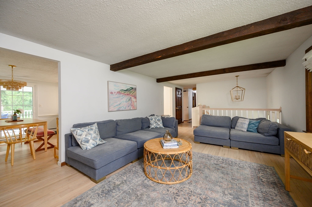 11 Williamsburg Ln