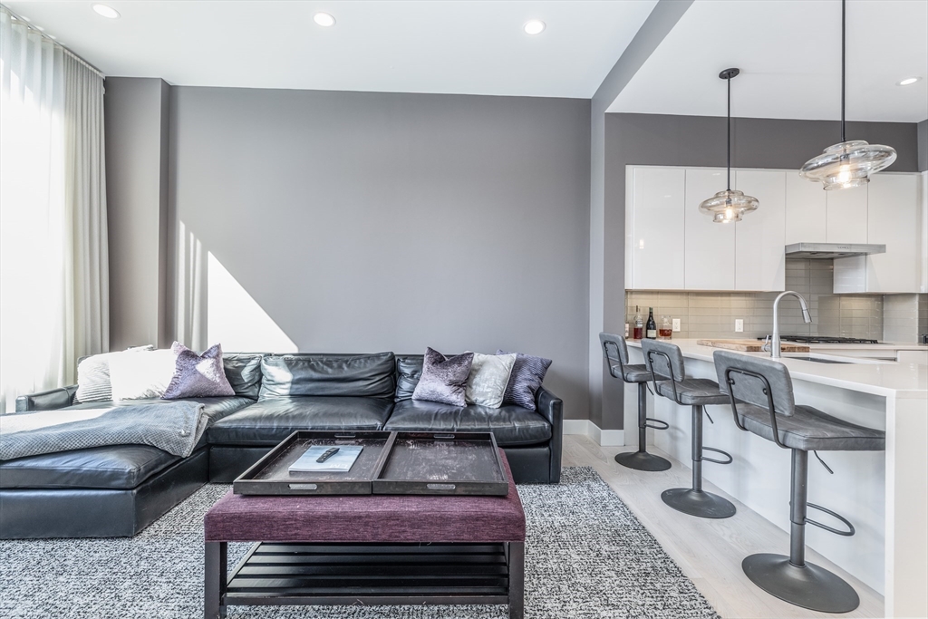 32 Traveler St PH8