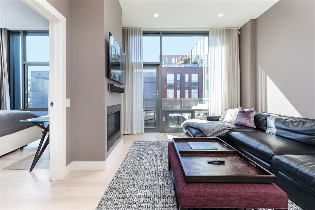 32 Traveler St PH8