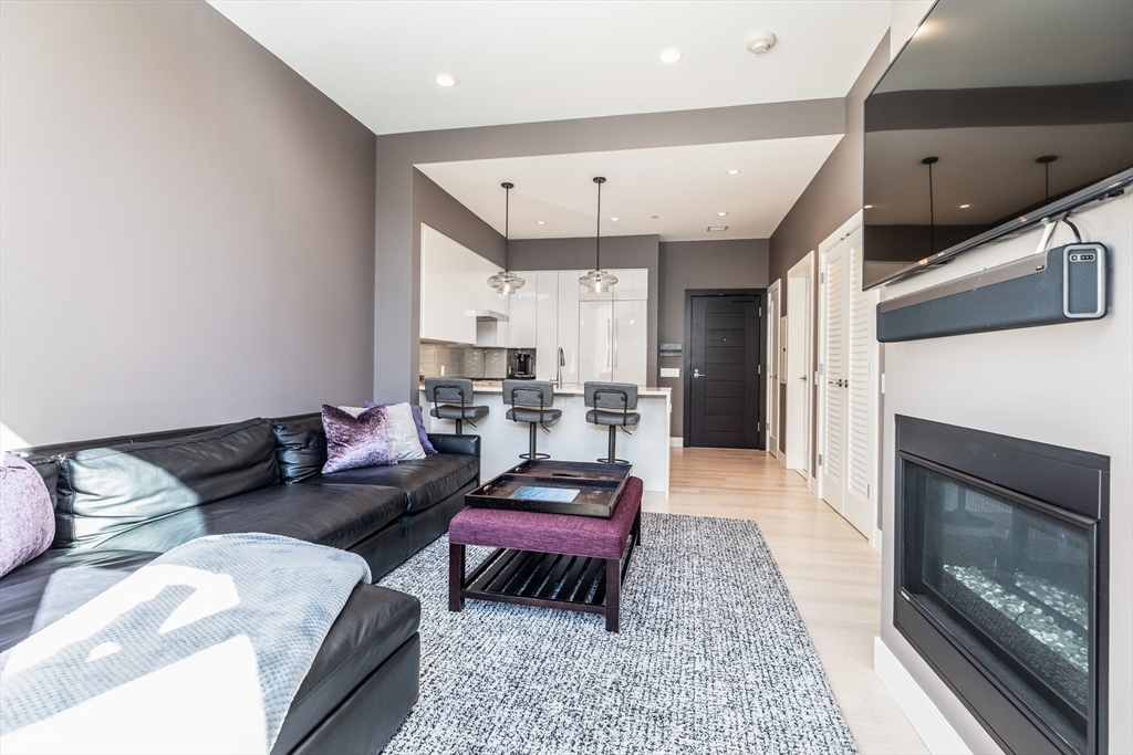 32 Traveler St PH8