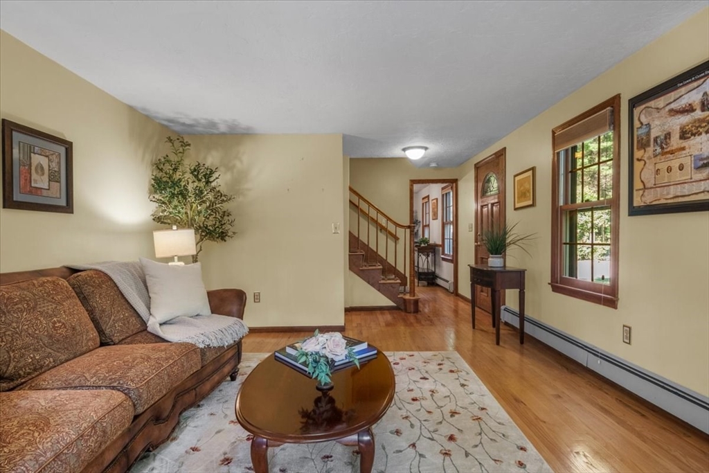 11 Hickory Ln