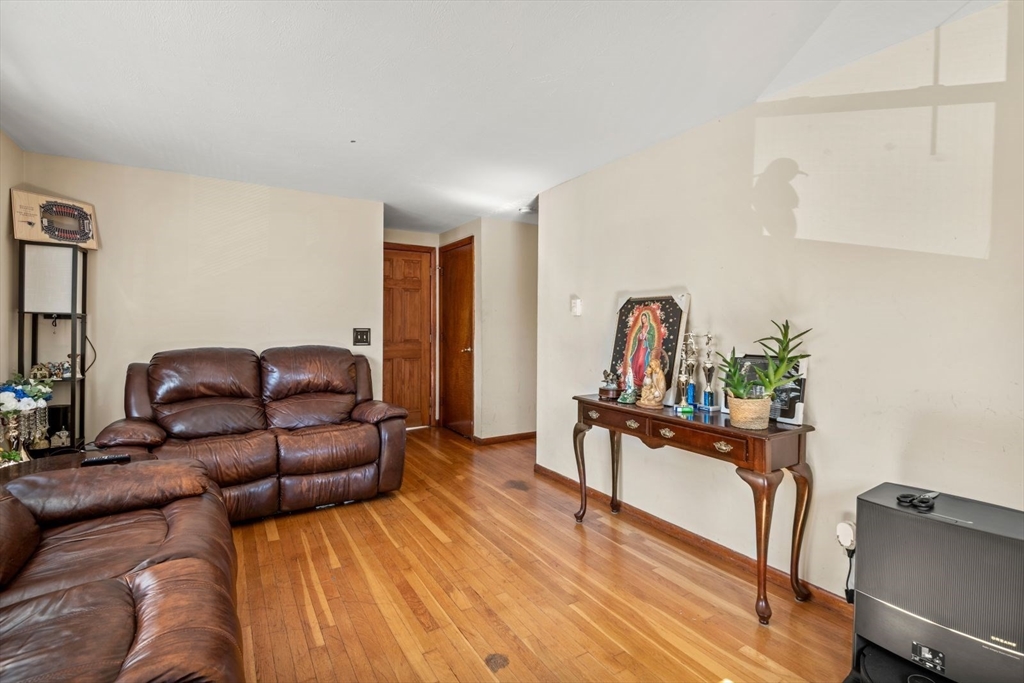 48 Hardwick St