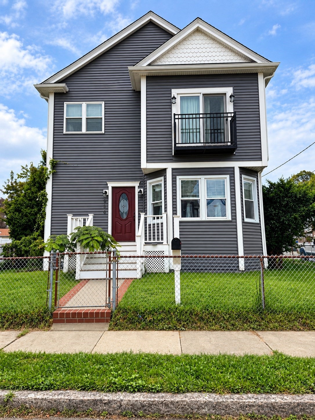 996 Walnut St