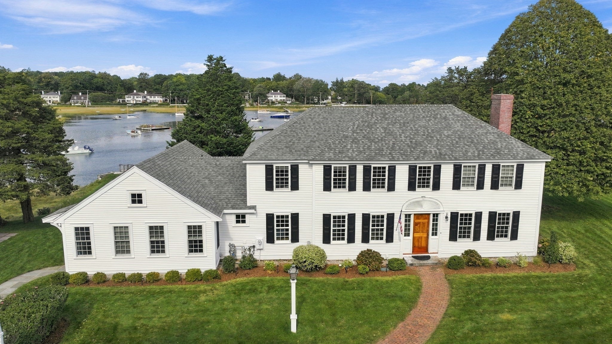 44 River Ln