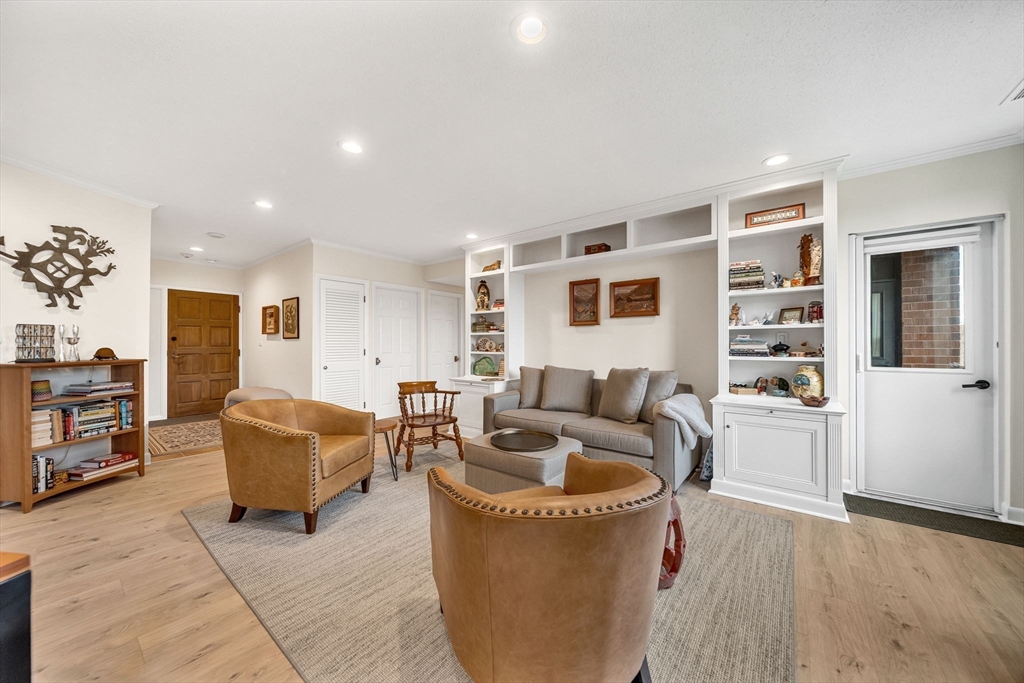210 Nahanton St 417