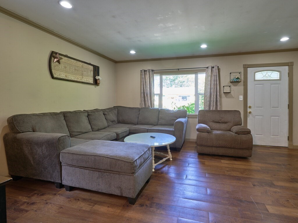 6 Pitcairn Ave