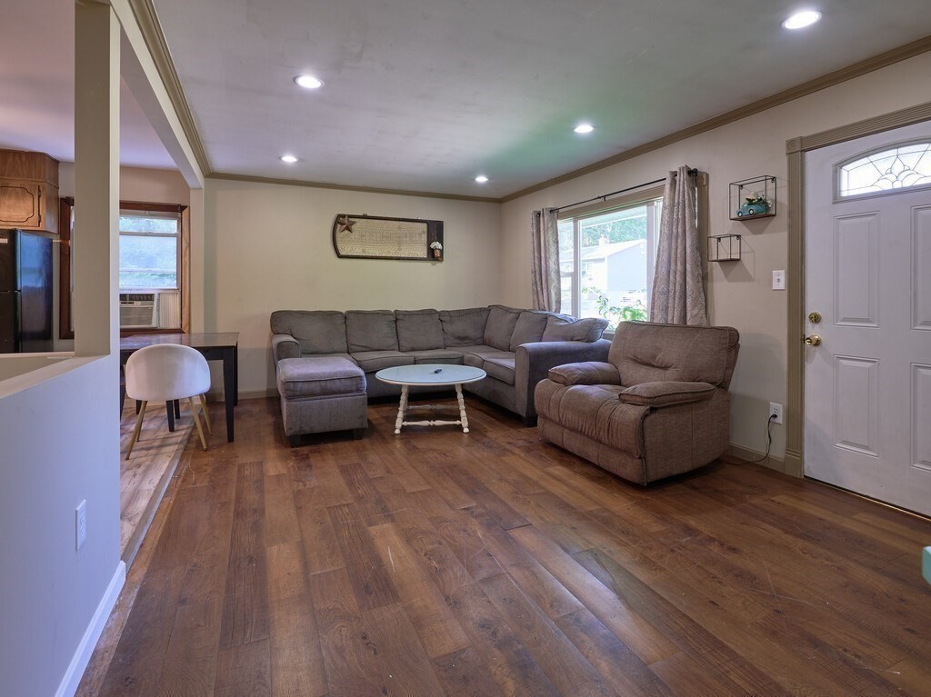6 Pitcairn Ave