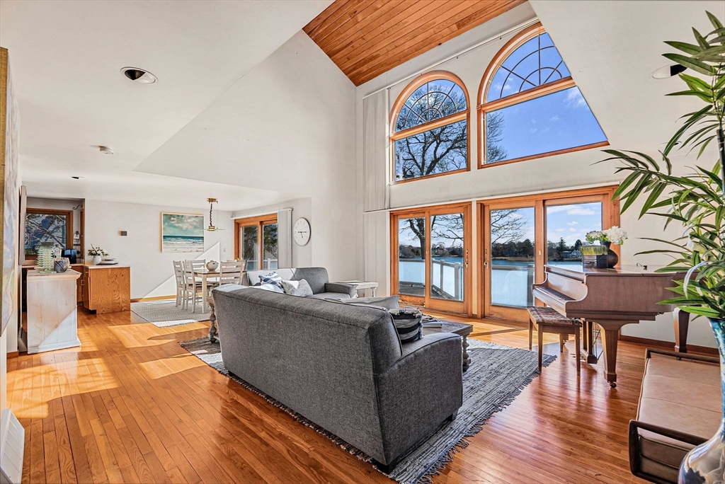 Falmouth, Massachusetts 02540, United States, 3 Bedrooms Bedrooms, ,3 BathroomsBathrooms,Residential,Active,97510