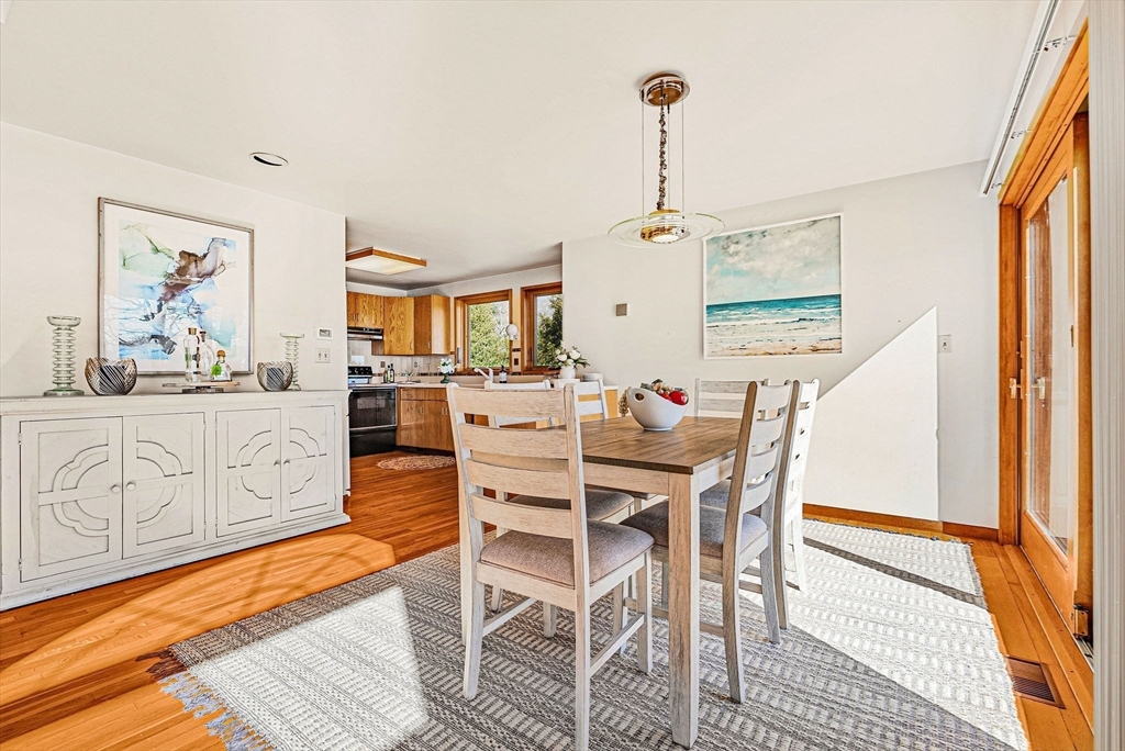 Falmouth, Massachusetts 02540, United States, 3 Bedrooms Bedrooms, ,3 BathroomsBathrooms,Residential,Active,97510