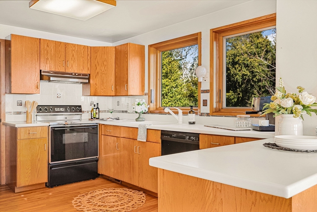 Falmouth, Massachusetts 02540, United States, 3 Bedrooms Bedrooms, ,3 BathroomsBathrooms,Residential,Active,97510