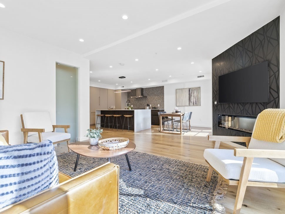 362-364 W Broadway 2