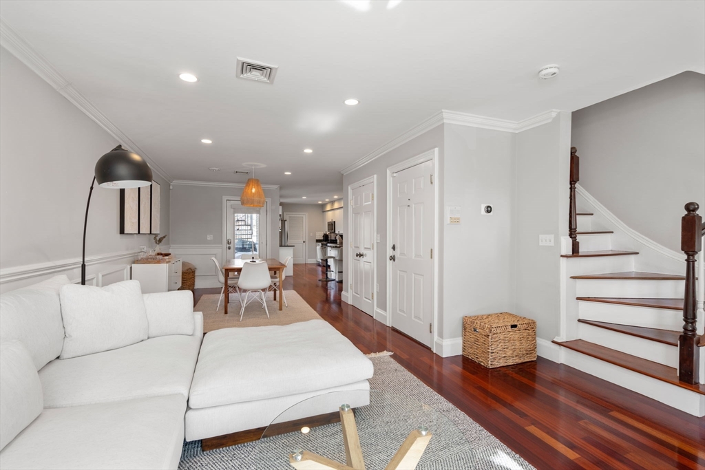 550 E 8th St 2