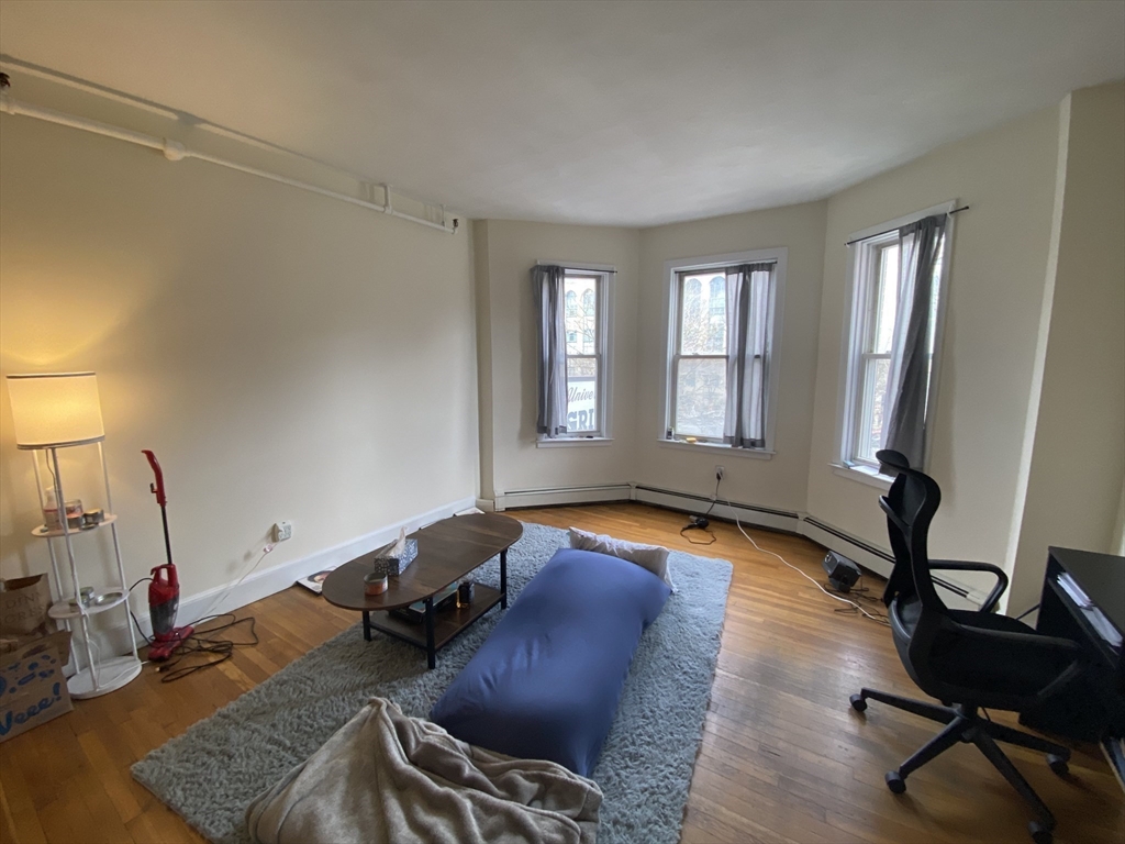 Click for 712 Commonwealth Avenue #2, Boston, MA slideshow