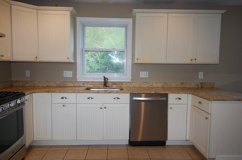 156 Russells Mills Rd, Dartmouth, MA, 156 Russells Mills Rd, Dartmouth, MA Photo #4