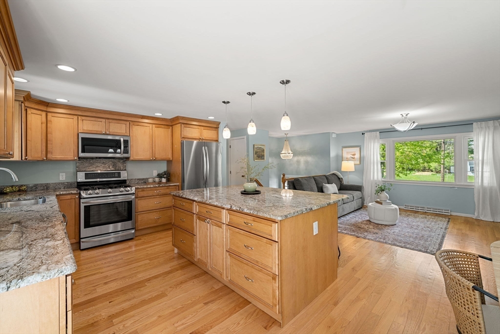 35 Freeport Dr, Burlington, MA Photo #6